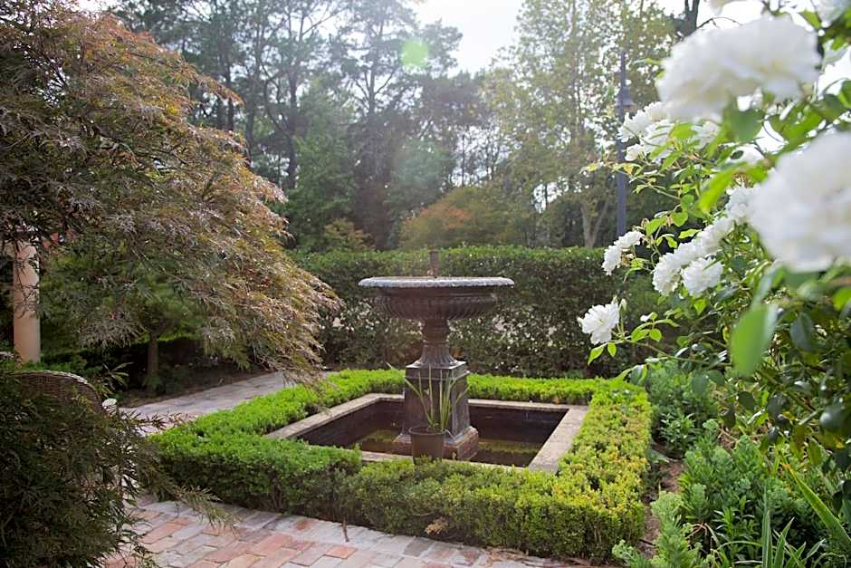 One Bedroom Cottage with Shared Pool