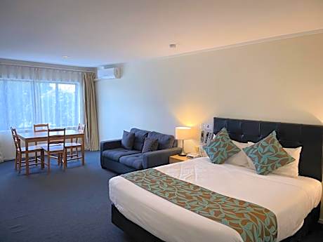 Queen Studio (Upstairs)