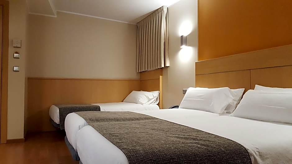 Photo 1 of 6 of Triple Room