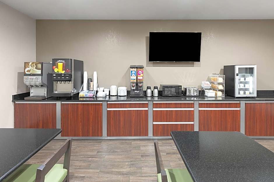 Super 8 by Wyndham San Antonio/Alamodome Area