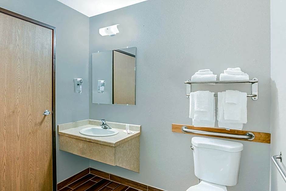 Super 8 by Wyndham Green Bay Near Stadium