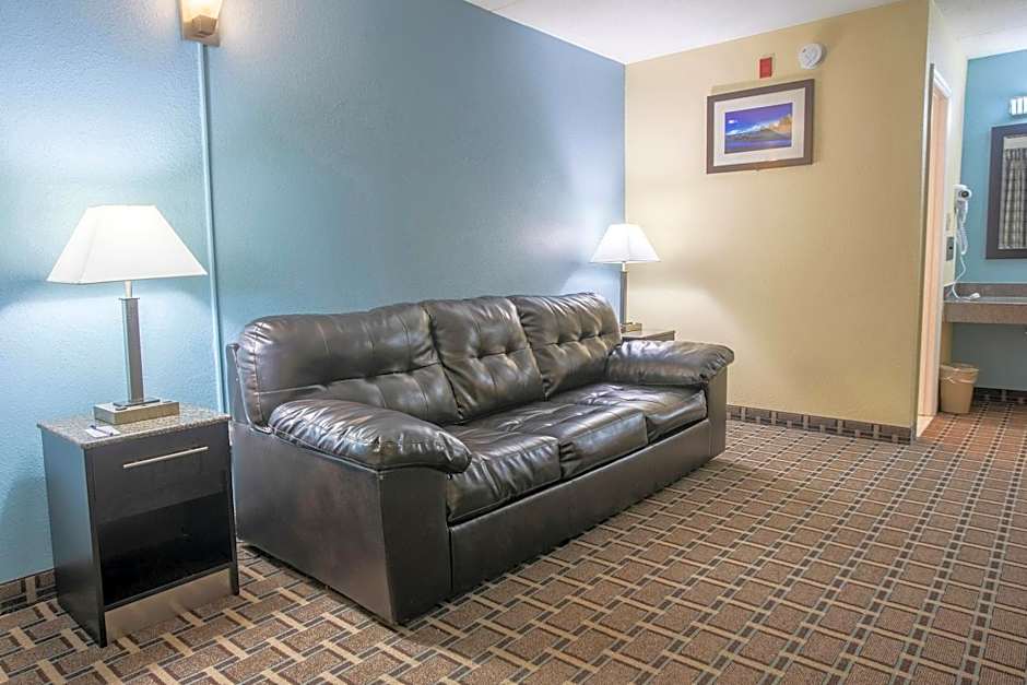 OYO Hotel Knoxville TN Cedar Bluff I-40