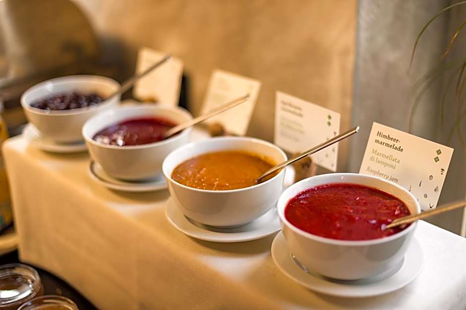 KRONE eat drink stay