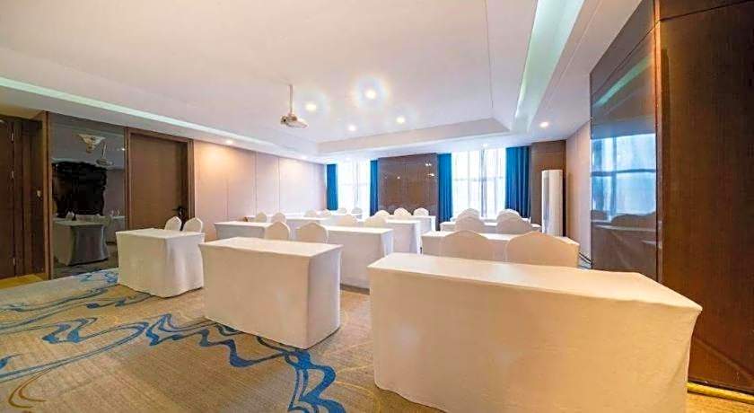 IU Hotels· Lanzhou Xike Station Huanghelou Branch