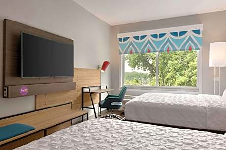 Queen Room with Two Queen Beds - Hearing Access