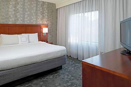 One Bedroom Suite King Tub - Mobility/Hearing Accessible