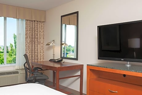 2 Queens Premium W/In-Room Drinks-Snacks
