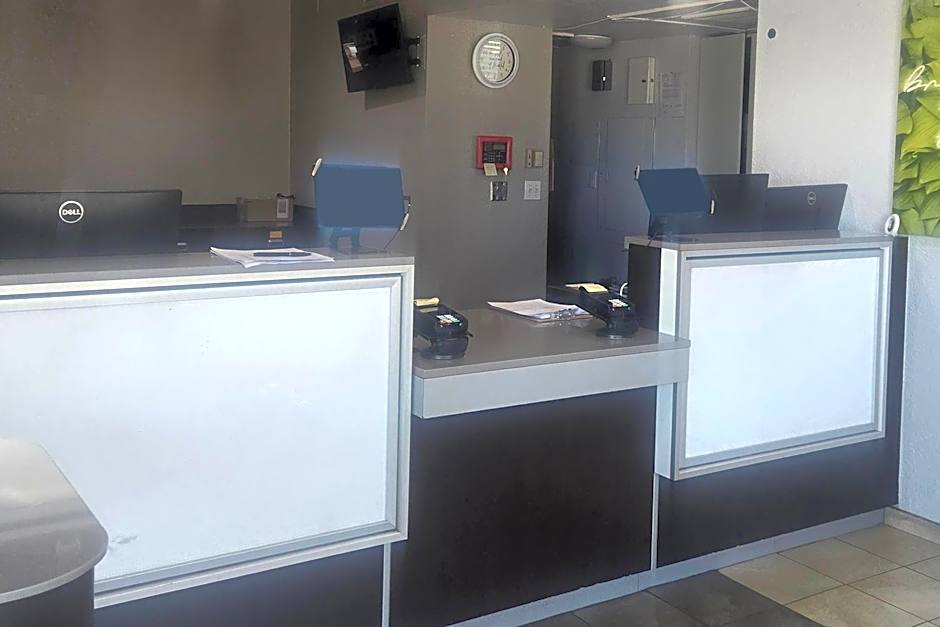 Super 8 by Wyndham Tracy