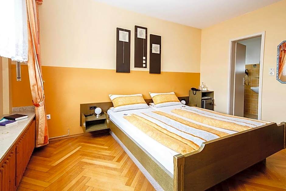 Villa Bruderfels, Garni