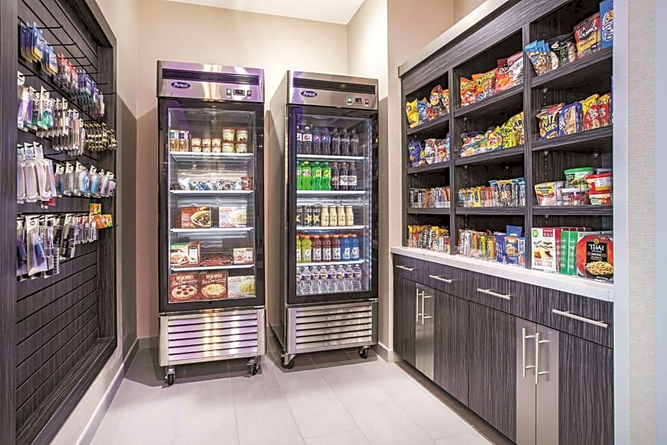 La Quinta Inn & Suites by Wyndham Dallas Plano - The Colony