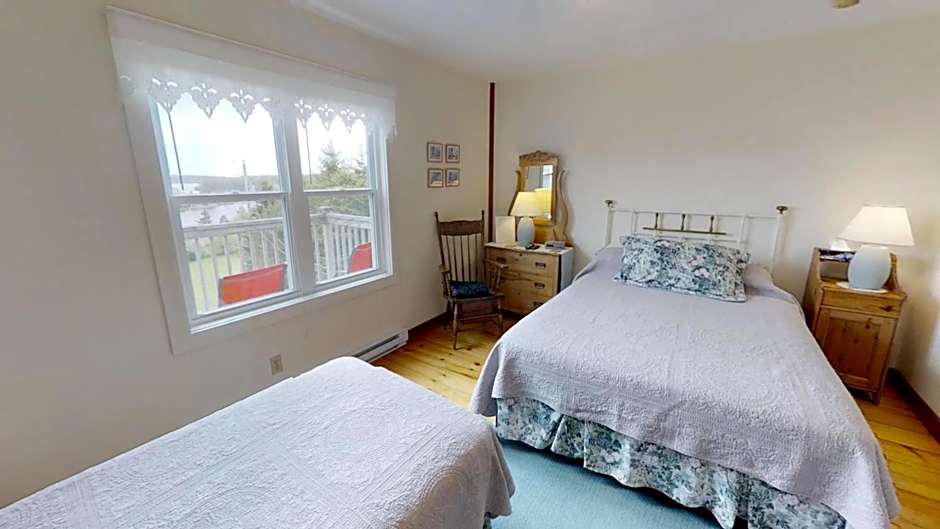 Bayview Pines Country Inn B&B