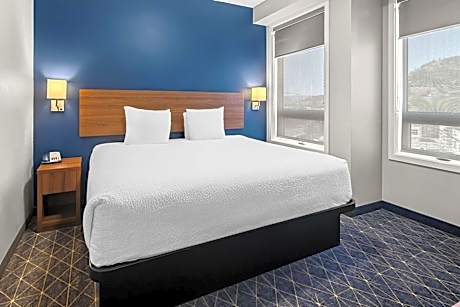 2 Bedroom Suite, (1 King Bed, 1 Queen Bed, Sofa Bed), Full Kitchen