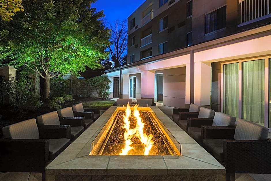 Courtyard Edison Woodbridge