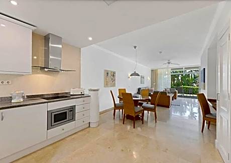 Deluxe One-Bedroom Apartment with Ocean View