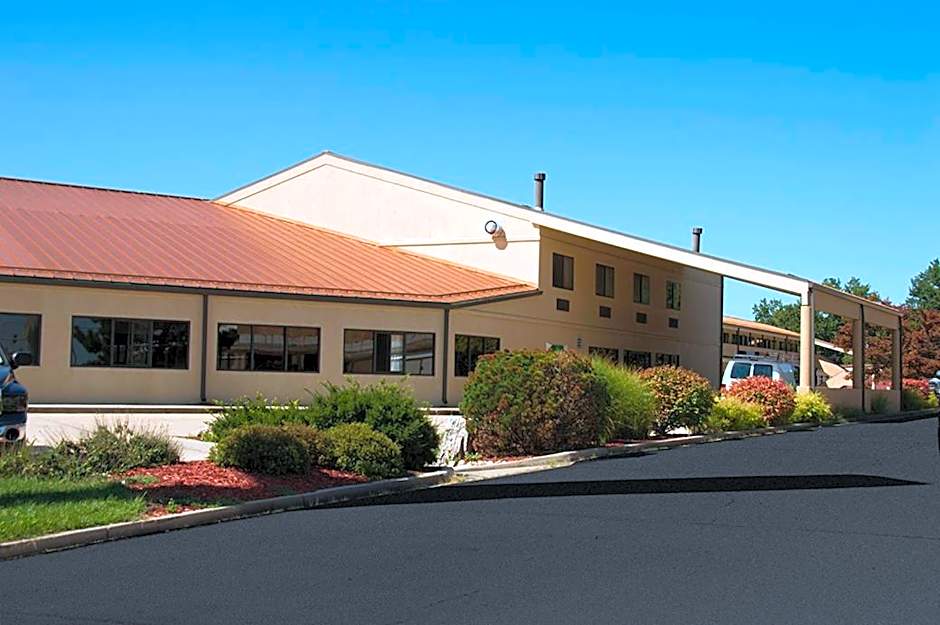 Greenlight Inn & Suites St James