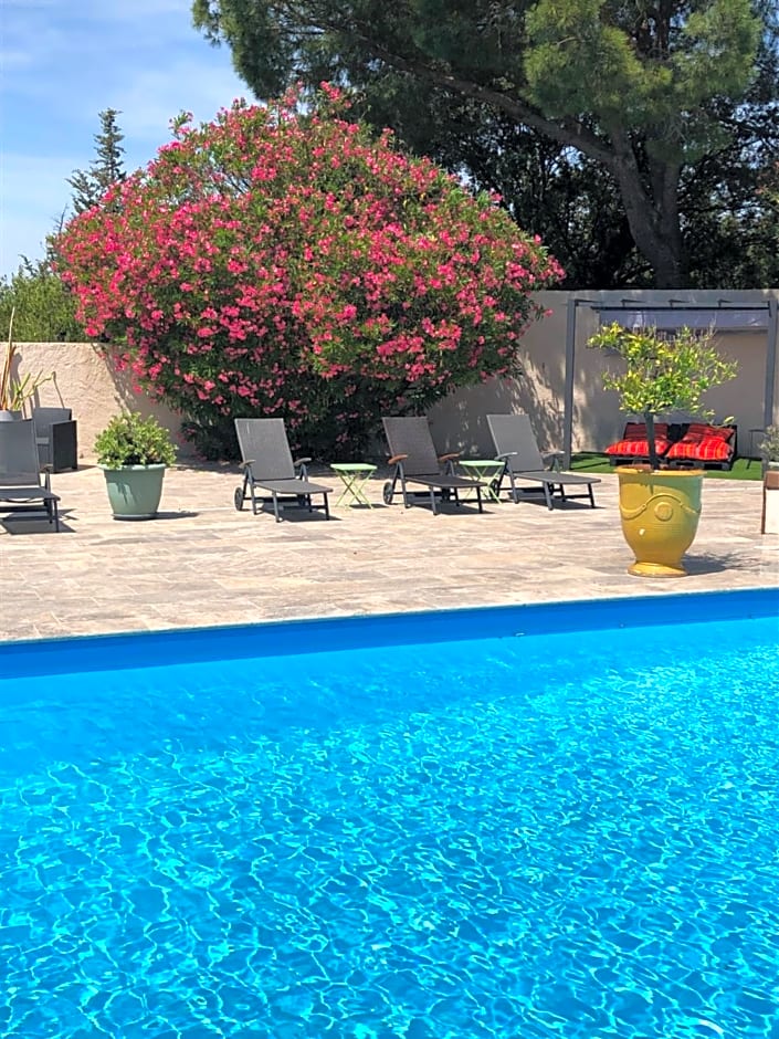 Les Aubuns Country Hotel