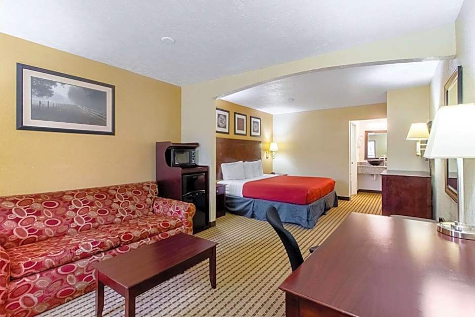 Quality Inn & Suites Dickson