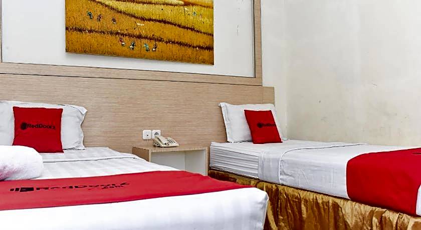 RedDoorz Plus near Sultan Hasanuddin Airport