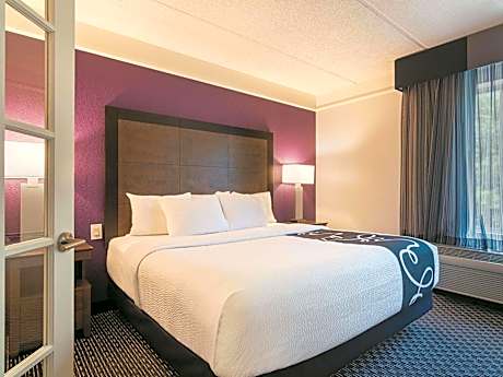 One-Bedroom King Suite - Non-Smoking