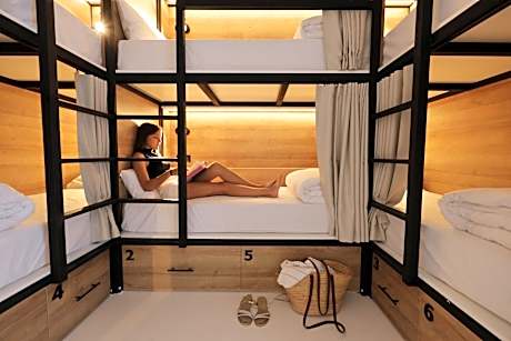 BLACK AND WHITE Hostel Palamós