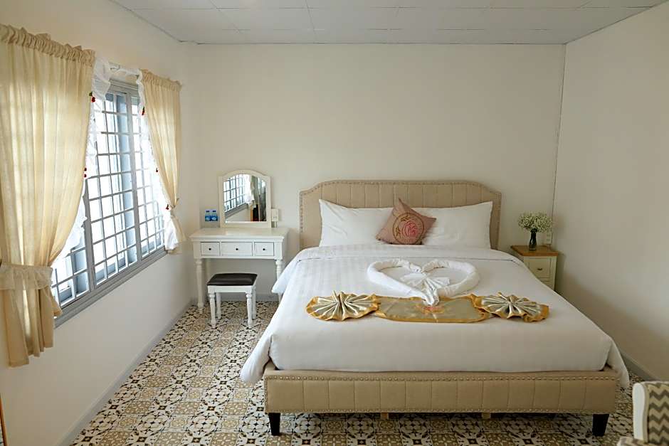 LA VIE EN ROSE HOTEL 2