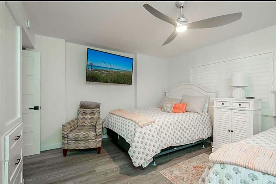 Beach Front Relaxing get away on beautiful Destin Emerald coast