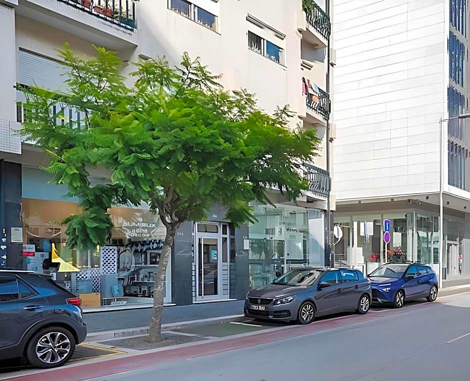 Avenue View Rooms - Guest House