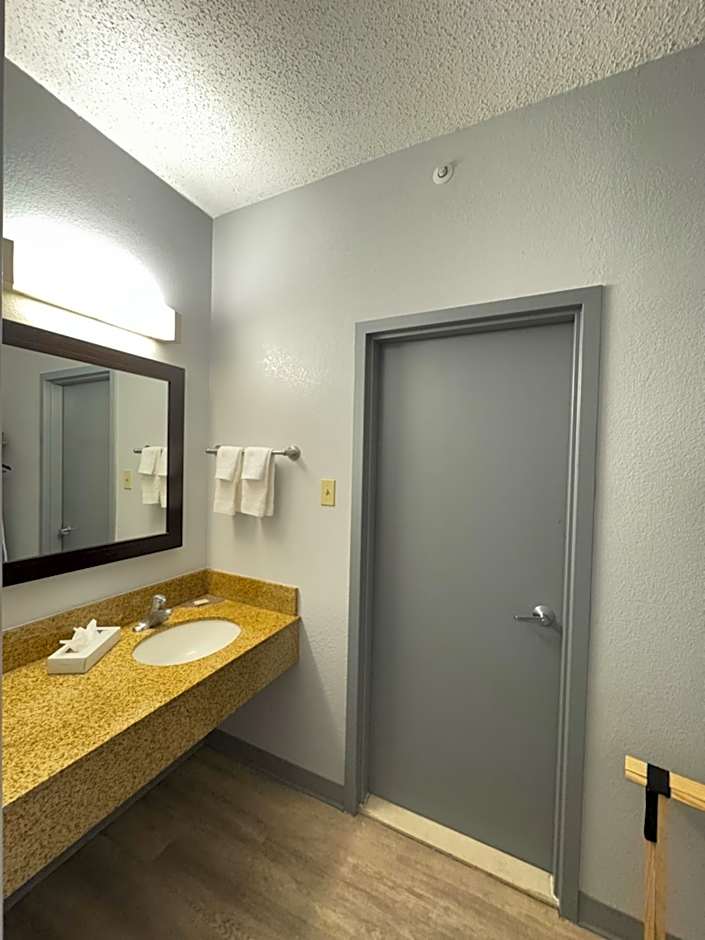 Super 8 by Wyndham Dallas Love Field Airport