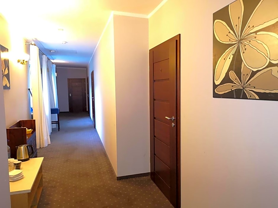 Rynek 14 - Pokoje hotelowe - Cafe&Restaurant - Parking - OrangeTV