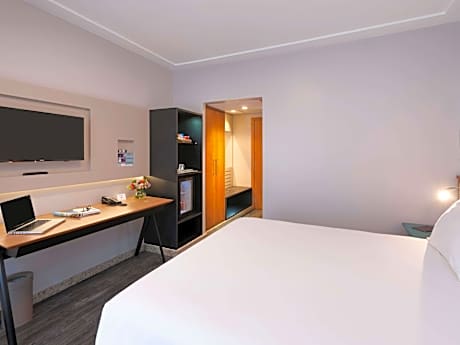 Executive apartment with a queen size bed, upper floor, modern design