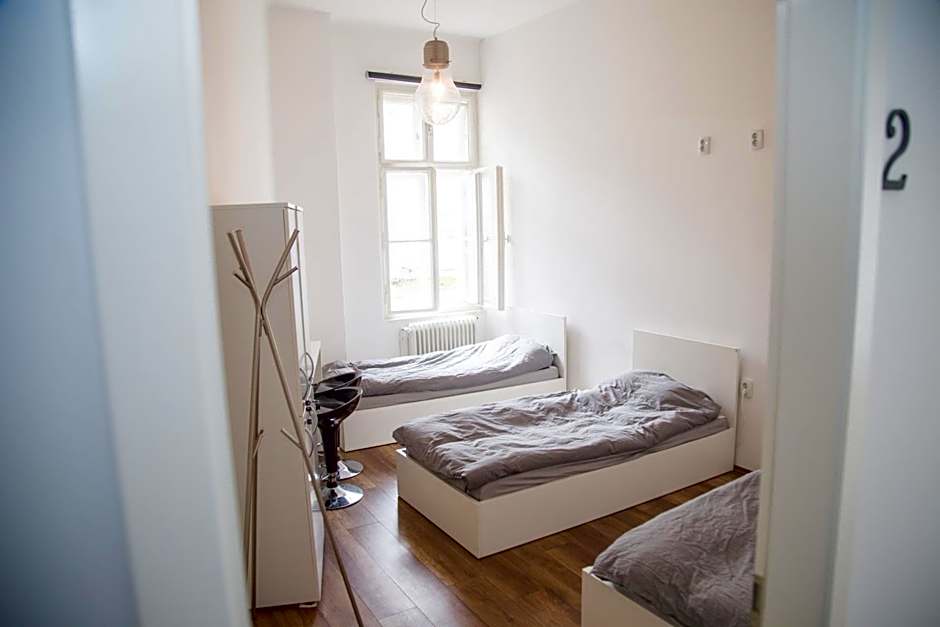 Lovecroatia Zagreb-'Paxnest' HOSTEL, No party! Cozy and quiet! Separated Men and women's Dormitory and Shower room! Indoor shoes provided! Lower beds with curtains for privacy! Maximum 4-5 beds per room! Fully prepared bed sheets! Have Laundry shop