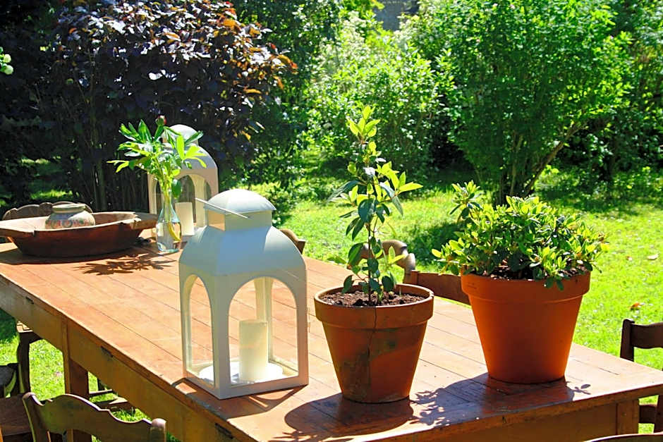Domaine Charente Glamping Familyroom Le Jardin with external toilet & shower house & outdoor kitchen