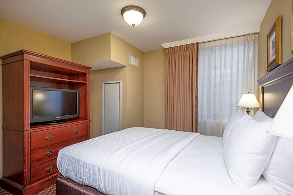 Clarion Collection Arlington Court Suites Hotel