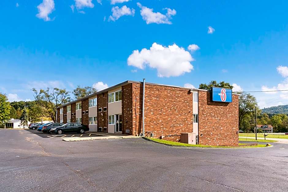 Motel 6-New Stanton, PA