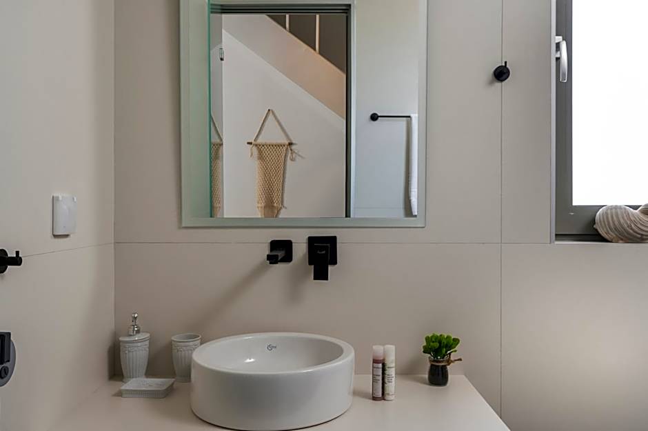 Aegean Breeze Luxury Apartments next to the sea