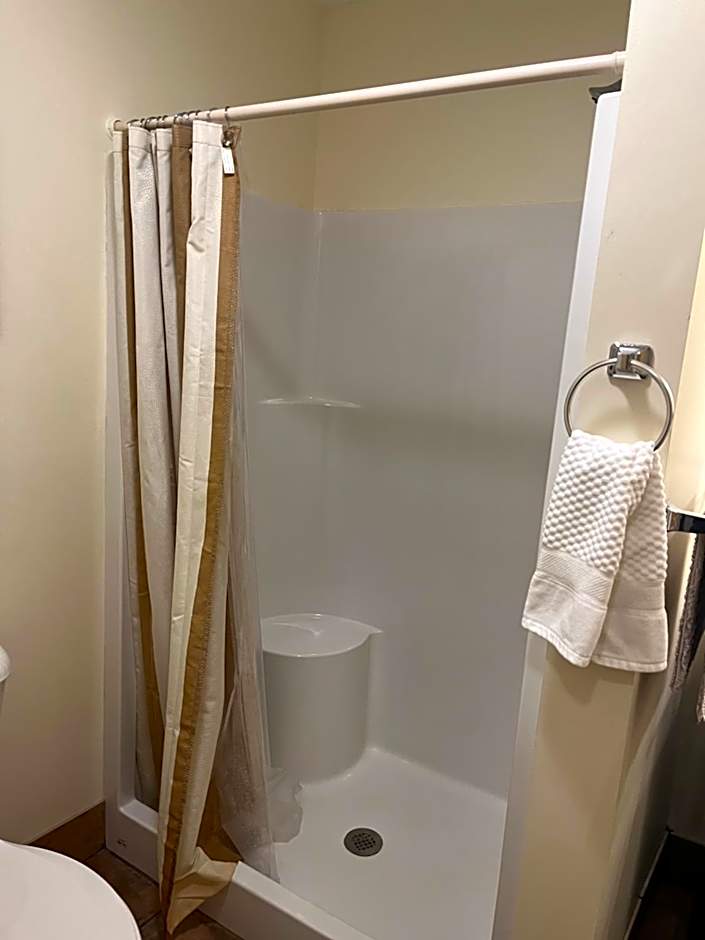 Creekside Downtown Vacation Suites, Only Adults 25 or older