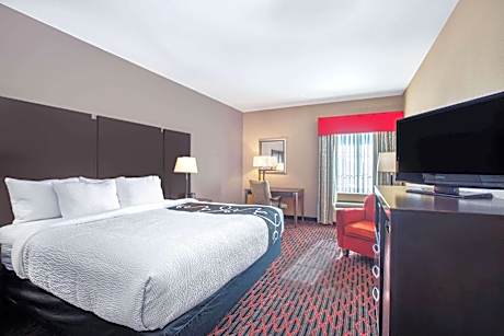 Deluxe King Room with Mobility/Hearing Impaired Access - Non-Smoking