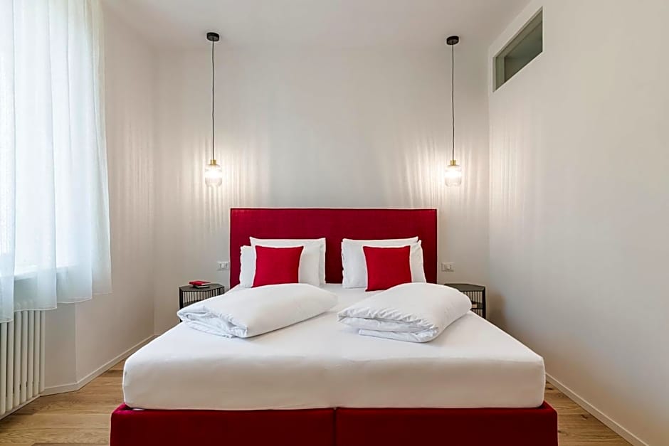 ELECTRIC Rooms & Suites