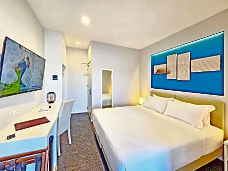 Double or Twin Room with Balcony and Sea View