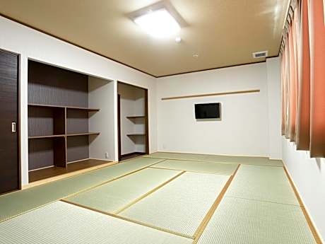 Japanese Style Family Room with Shared Bathroom