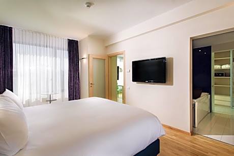 Deluxe One-Bedroom King Suite