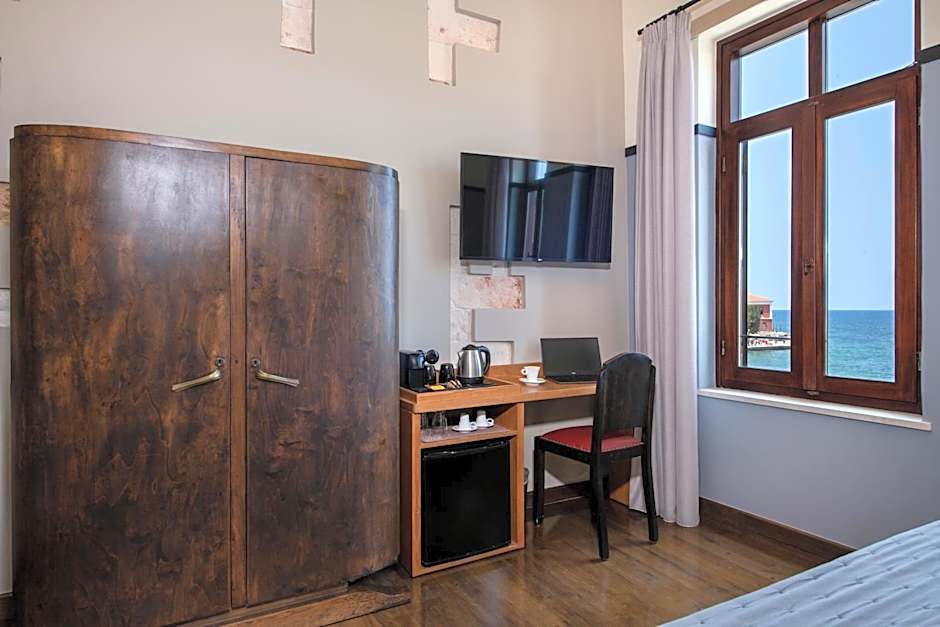 Mosaic Venetian Harbour Suites