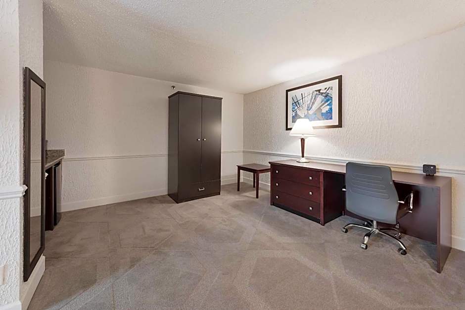 The Blu Hotel Blue Ash Cincinnati, an Ascend Collection Hotel