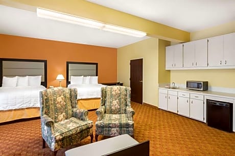 Queen Suite with Two Queen Beds and One Murphy Bed - Non-Smoking