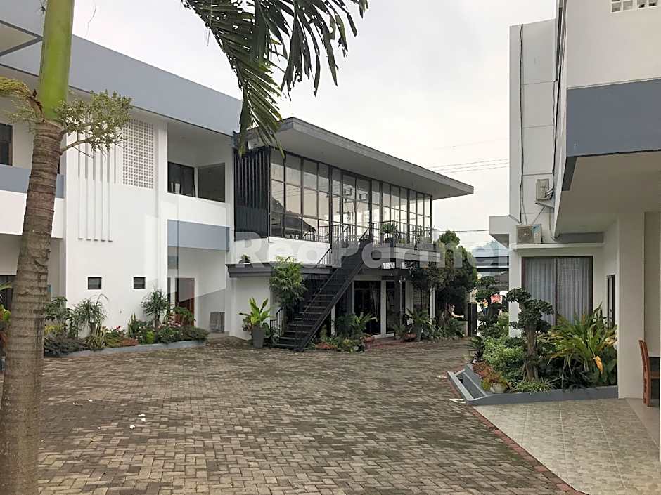 Hotel D88 Mitra RedDoorz near Santera Flower Garden