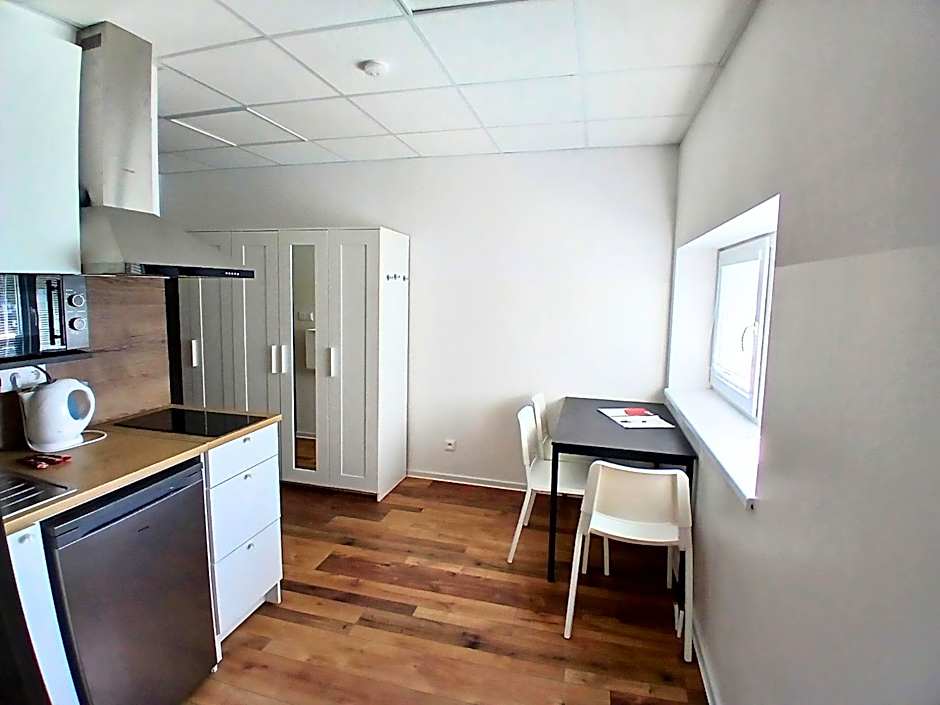 Dimael Hostel & Apartments