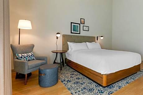 Deluxe Guest room with 1 King bed, River view