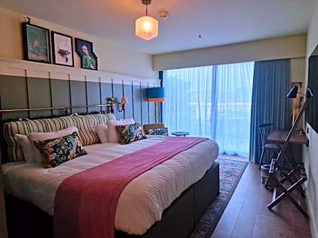 1 King Premium Balcony City View