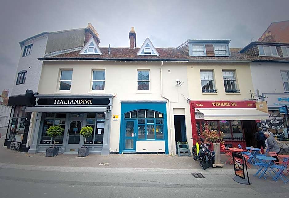 ROOMS AT THE QUAYSIDE - stylish en-suite rooms on Poole Quay all fully refurbed