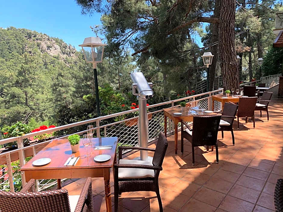 New Helvetia Historic Hotel